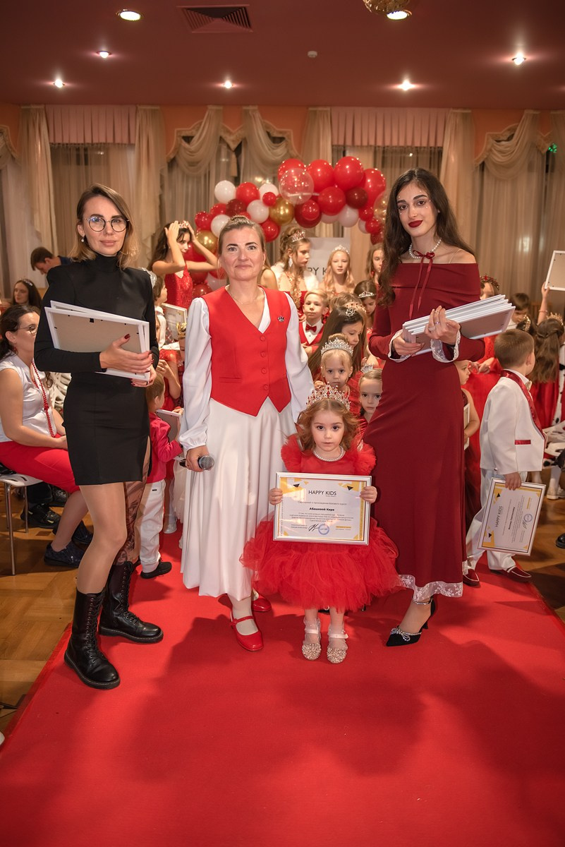 Выпускной в детской школе моделей HAPPYkids 2024. Семейный и коммерческий фотограф в Сочи Александр Бодунов