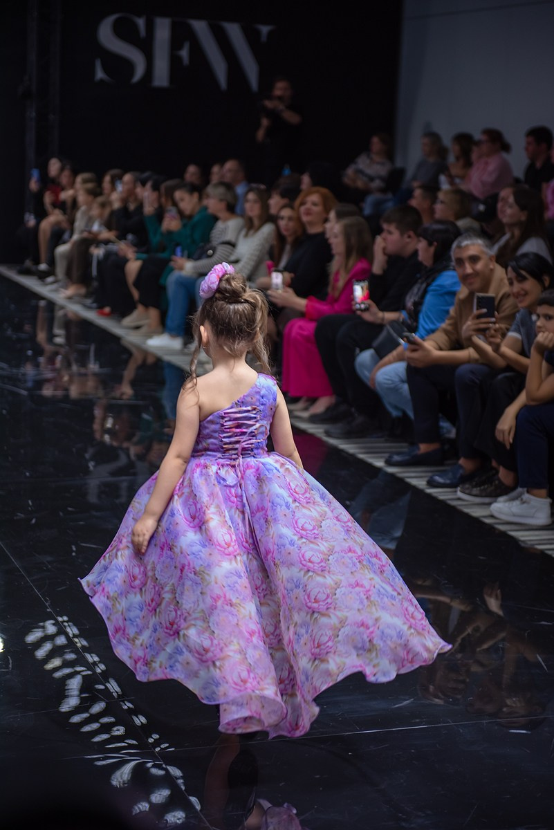 SochiFashionWeek2024 дизайнер Юлия Крылова. Семейный и коммерческий фотограф в Сочи Александр Бодунов
