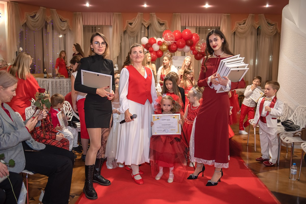 Выпускной в детской школе моделей HAPPYkids 2024. Семейный и коммерческий фотограф в Сочи Александр Бодунов