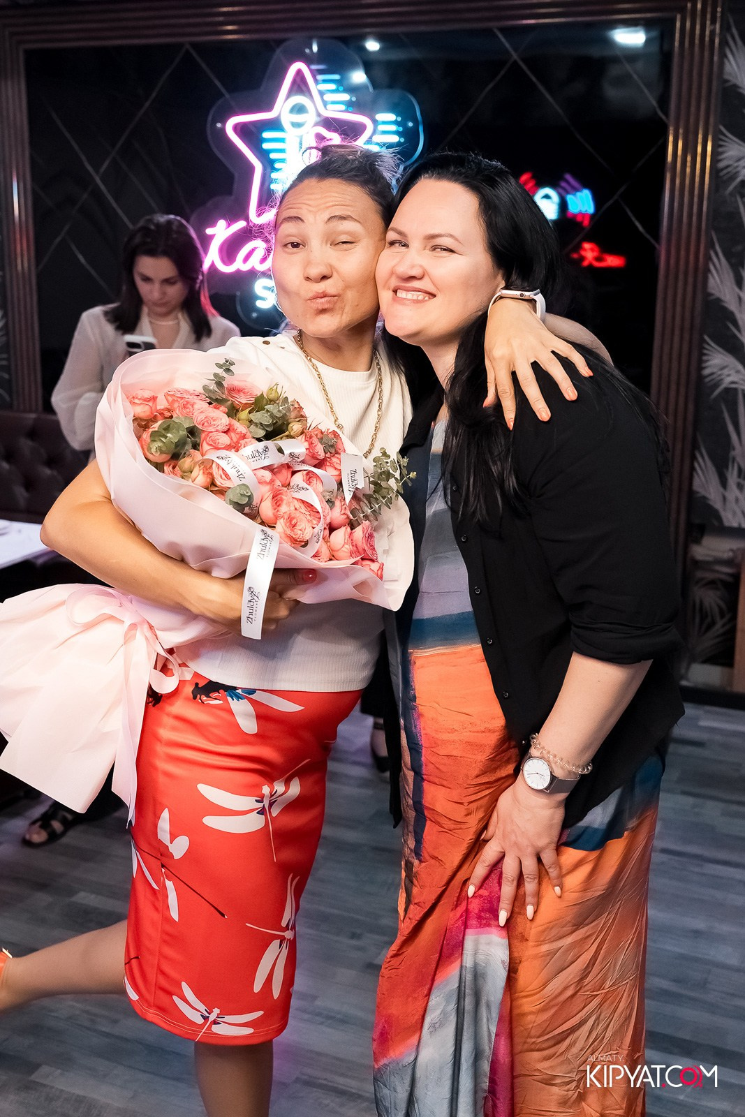 КАРАОКЕ РОЯЛЬ COSMO. КИПЯТКОМ АЛМАТЫ!