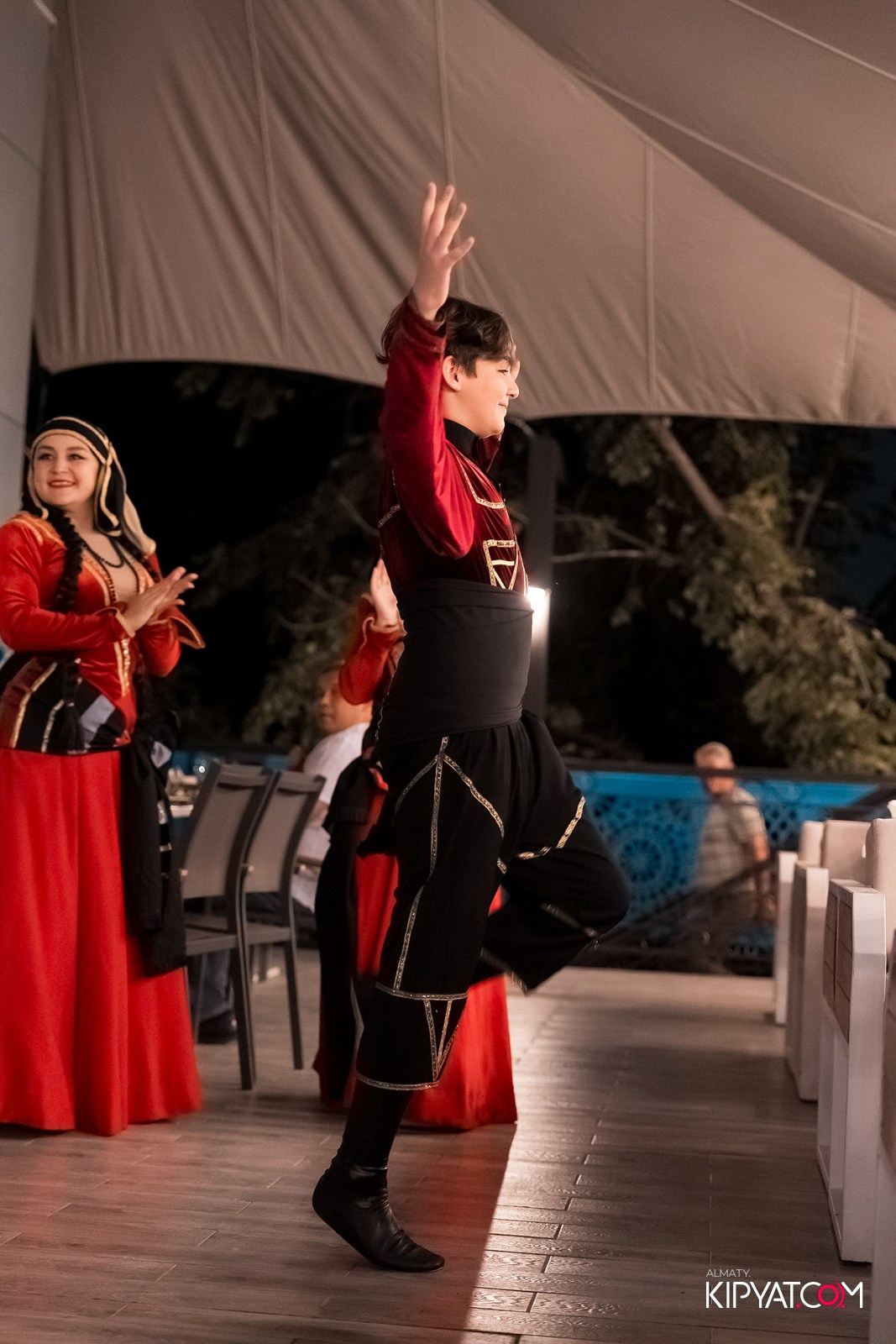 ОТКРЫТИЕ ЛЕТНЕЙ ТЕРАССЫ В РЕСТОРАНЕ ЛАРИСС ИВАННУ ХАЧУ. КИПЯТКОМ АЛМАТЫ!