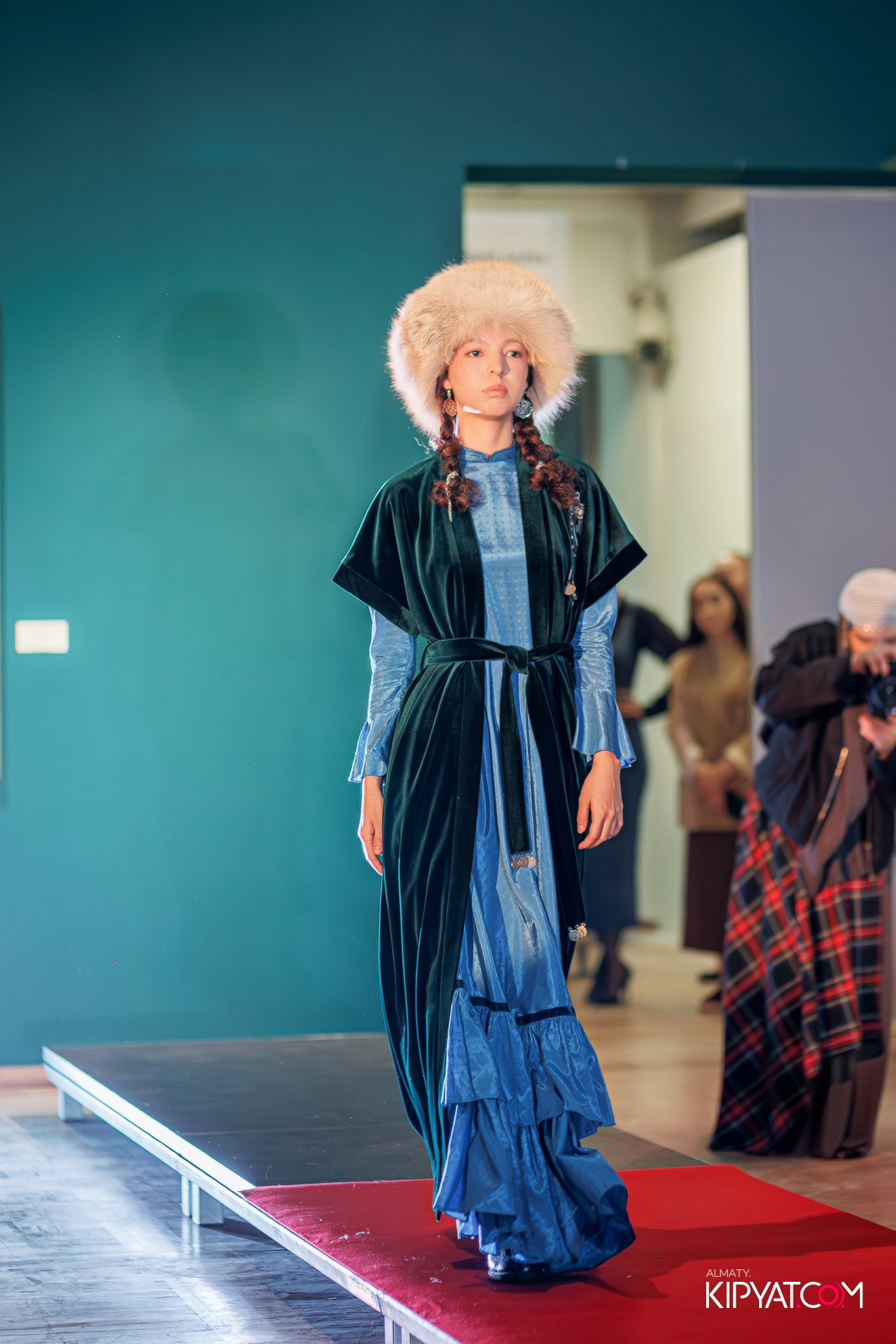 FASHION ПОКАЗ, КАЗАХСКОЙ НАЦИОНАЛЬНОЙ ОДЕЖДЫ. КИПЯТКОМ АЛМАТЫ!