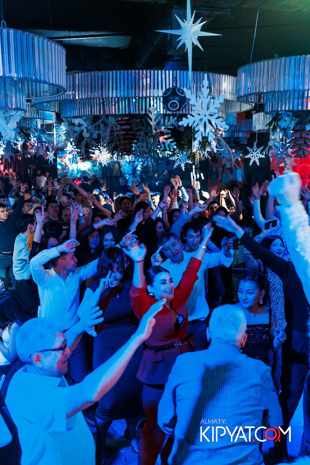 FRIENDS BAR & TERRACE. КИПЯТКОМ АЛМАТЫ!