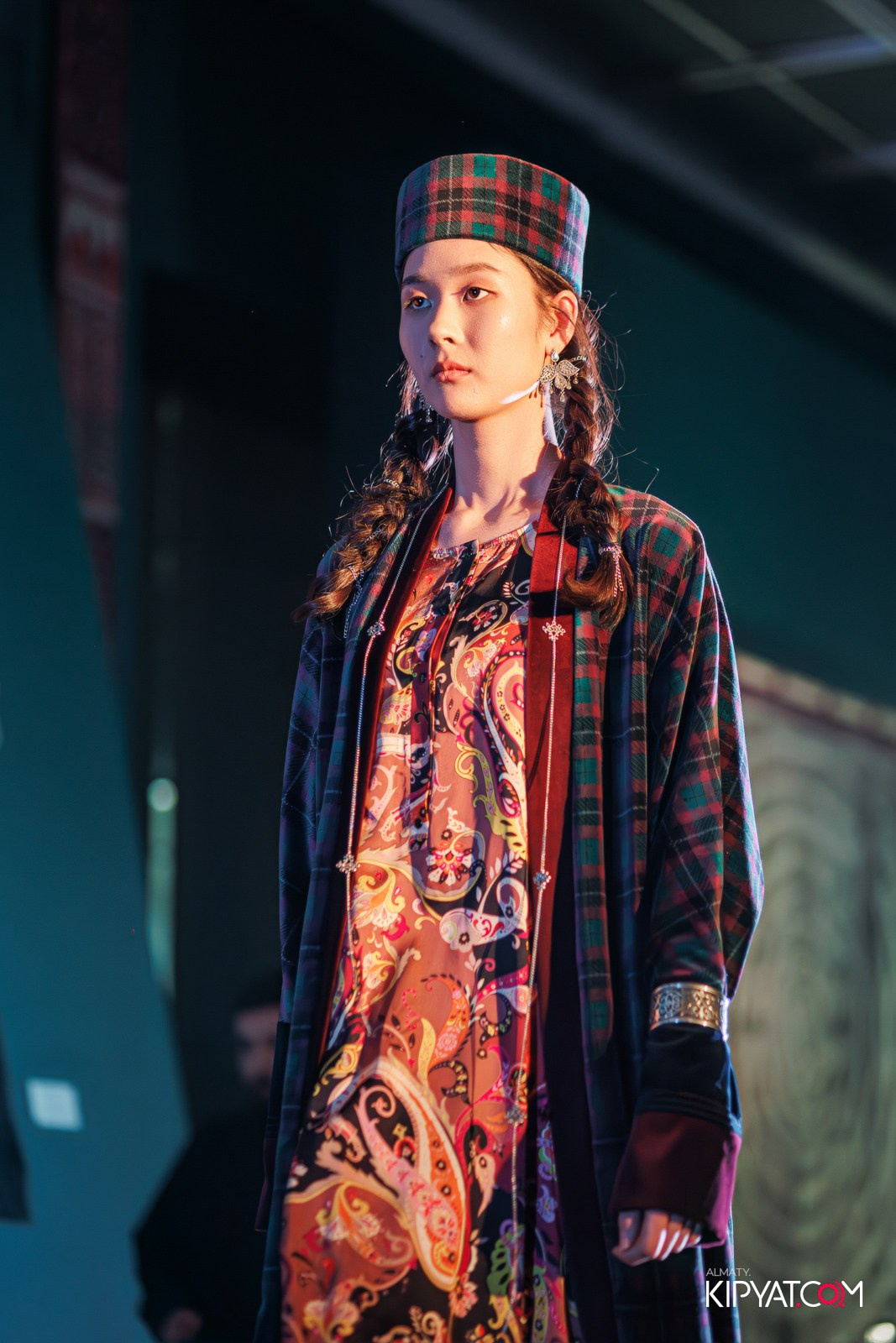 FASHION ПОКАЗ, КАЗАХСКОЙ НАЦИОНАЛЬНОЙ ОДЕЖДЫ. КИПЯТКОМ АЛМАТЫ!