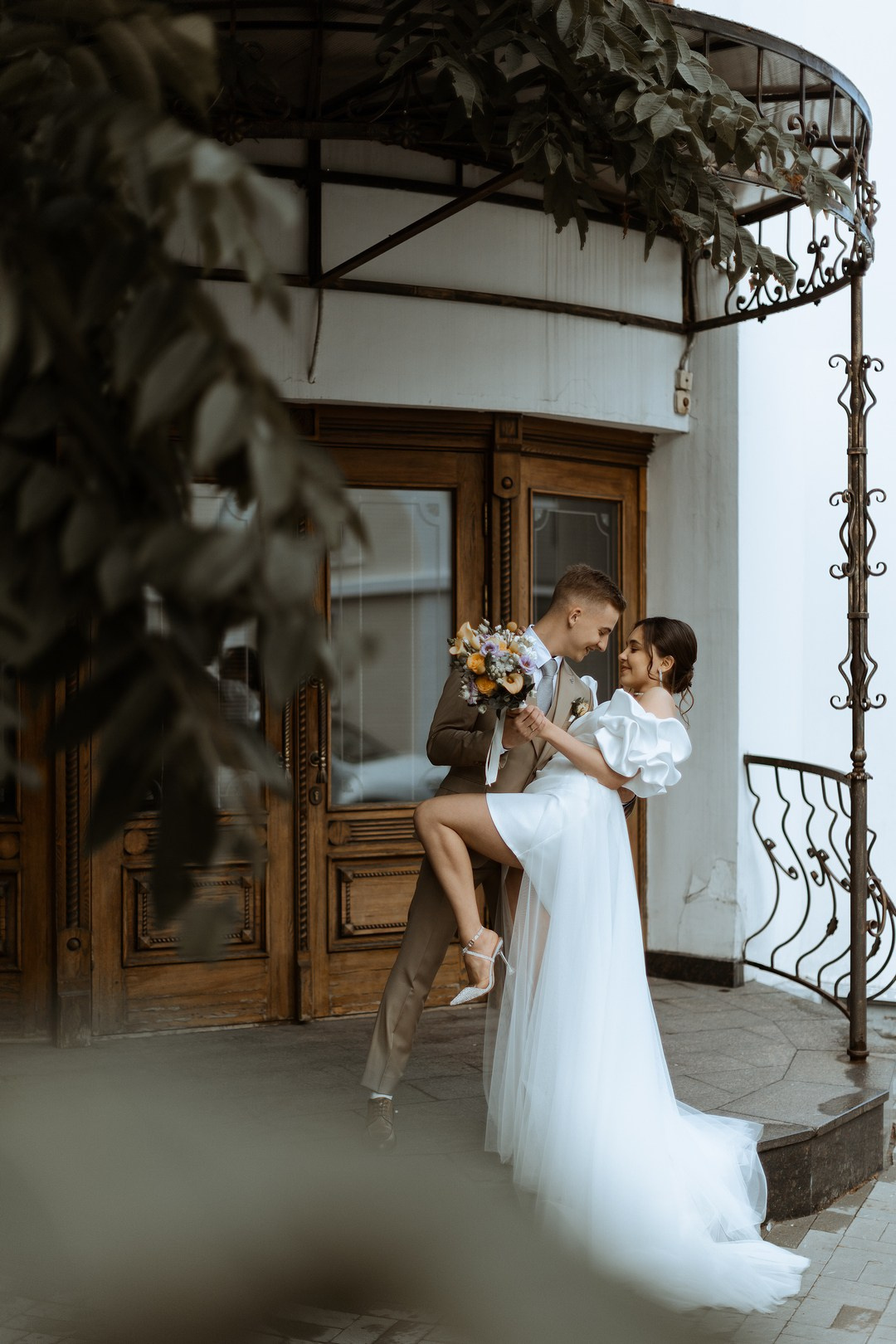  Любовь в объятиях на площади Свободы