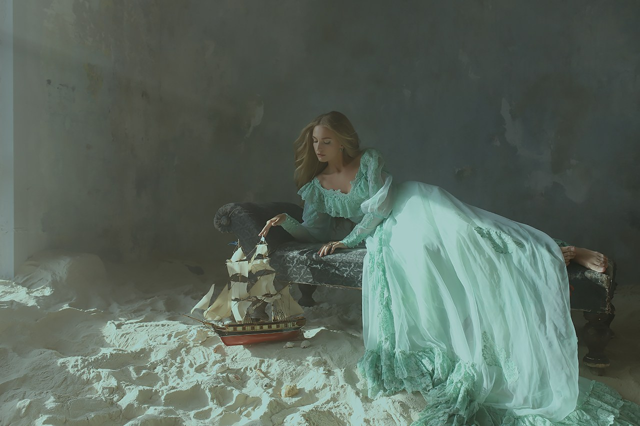 Девушка и море. Художественная винтажная фотография