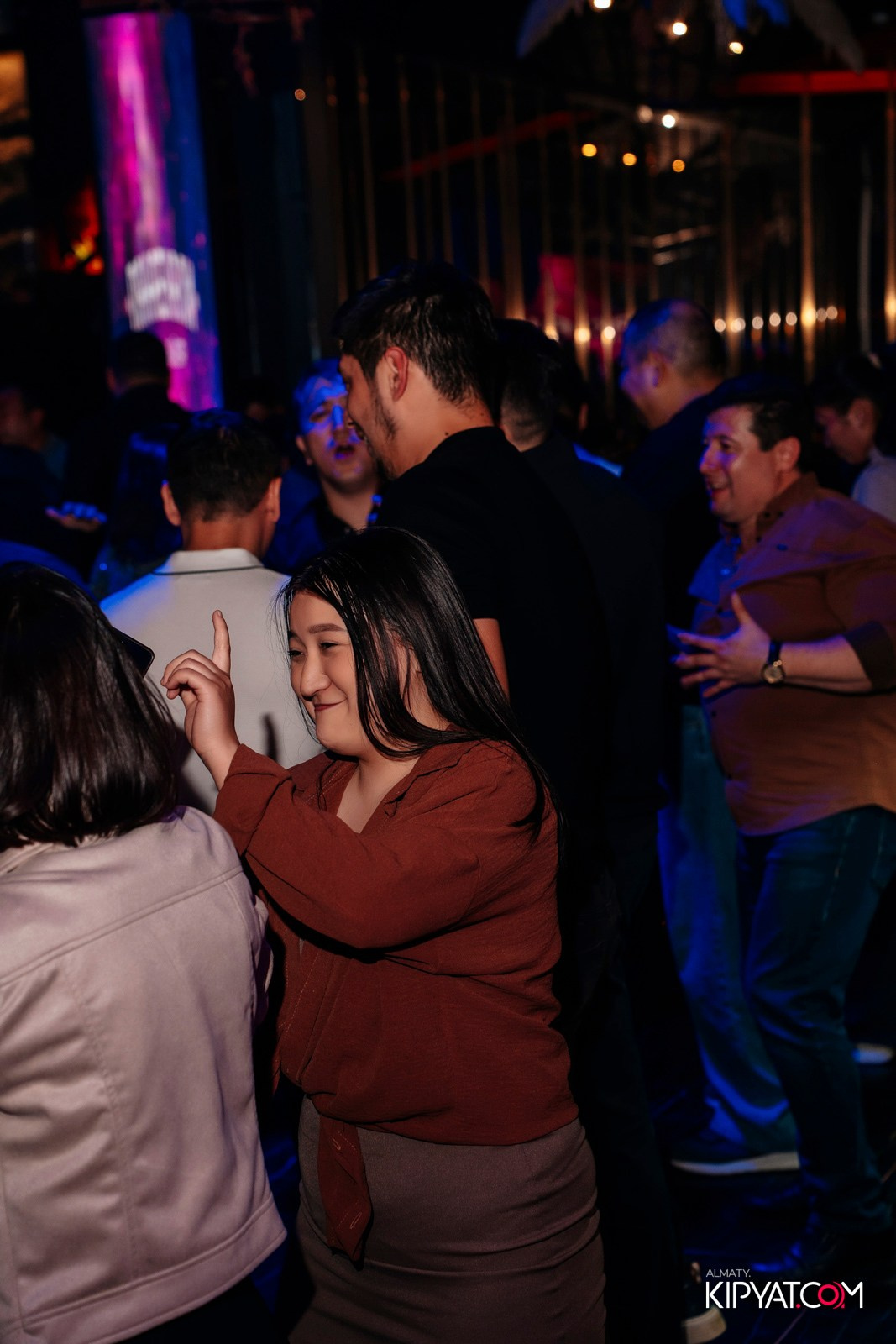 БАР ПАНАЕХАЛИ НА ТОЛЕ БИ. КИПЯТКОМ АЛМАТЫ!