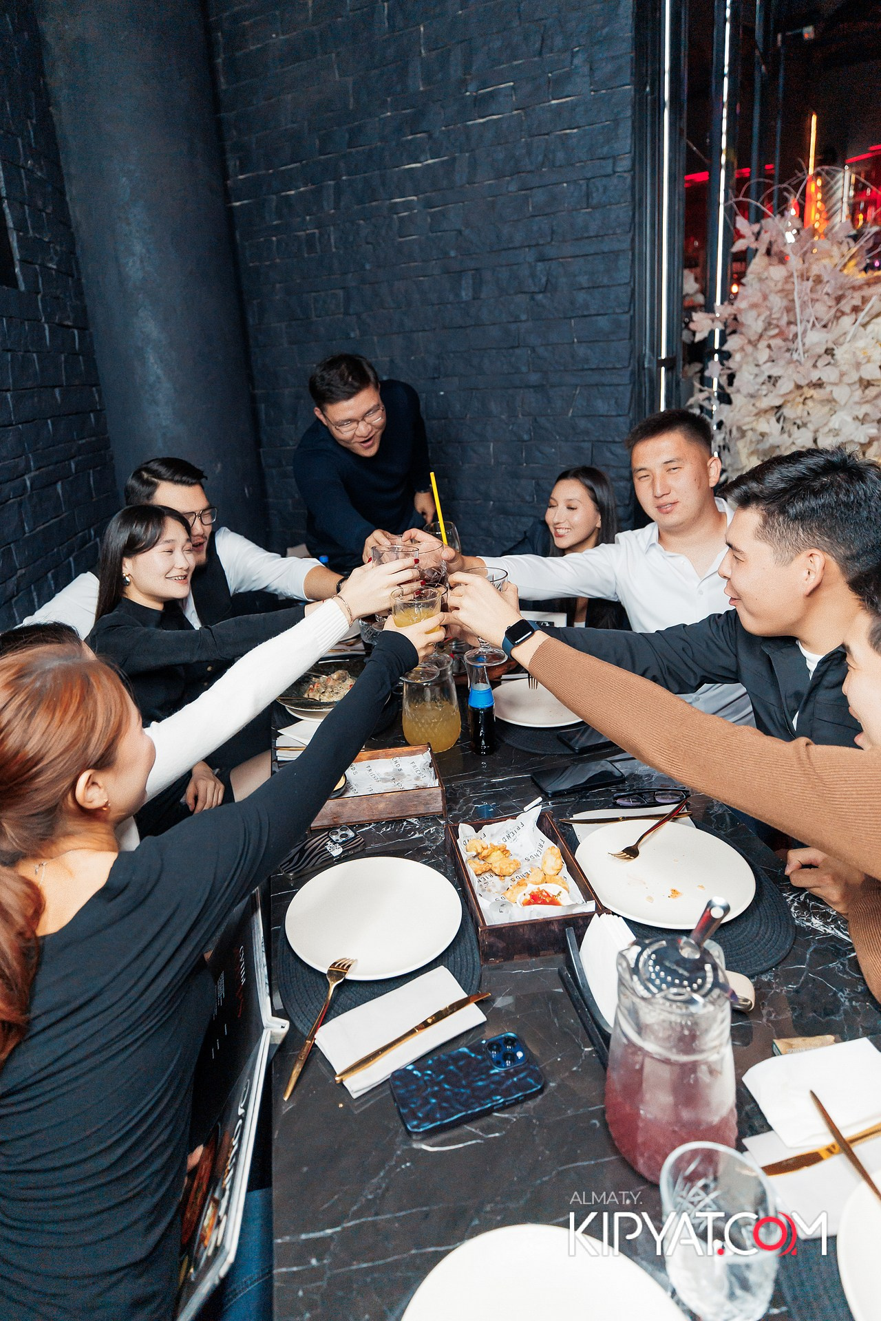 Friends bar & terrace. КИПЯТКОМ АЛМАТЫ! Фотосъемка мероприятий в Алматы