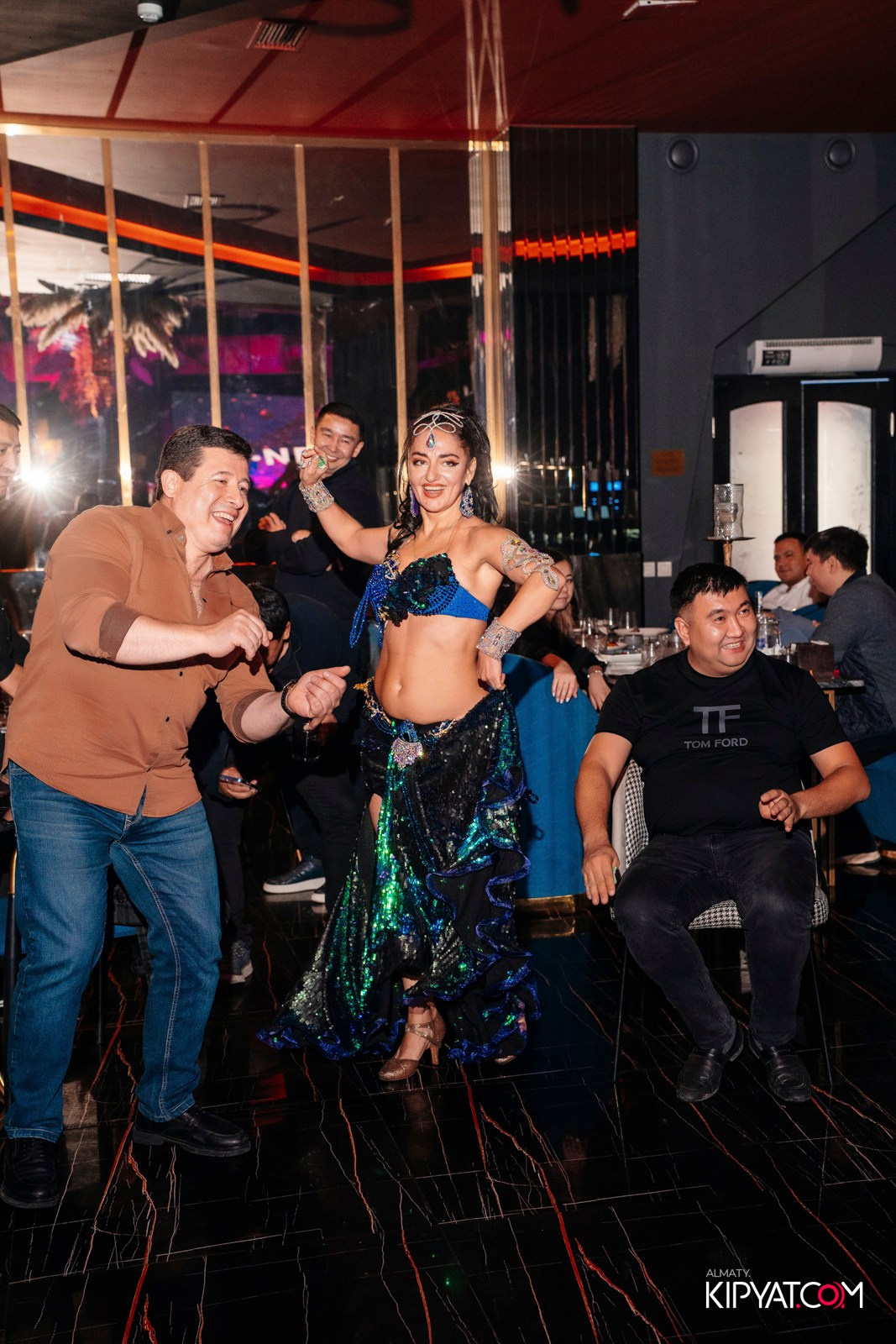 БАР ПАНАЕХАЛИ НА ТОЛЕ БИ. КИПЯТКОМ АЛМАТЫ!