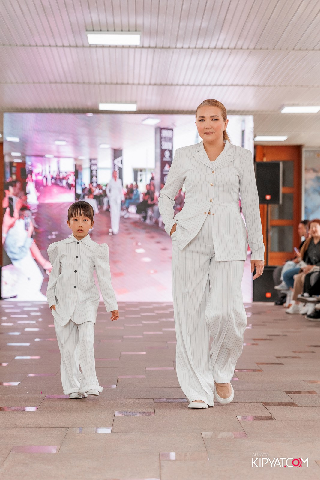 JUNIOR FASHION SHOW. КИПЯТКОМ АЛМАТЫ!