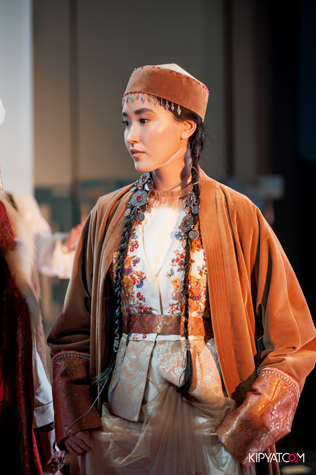 FASHION ПОКАЗ, КАЗАХСКОЙ НАЦИОНАЛЬНОЙ ОДЕЖДЫ. КИПЯТКОМ АЛМАТЫ!