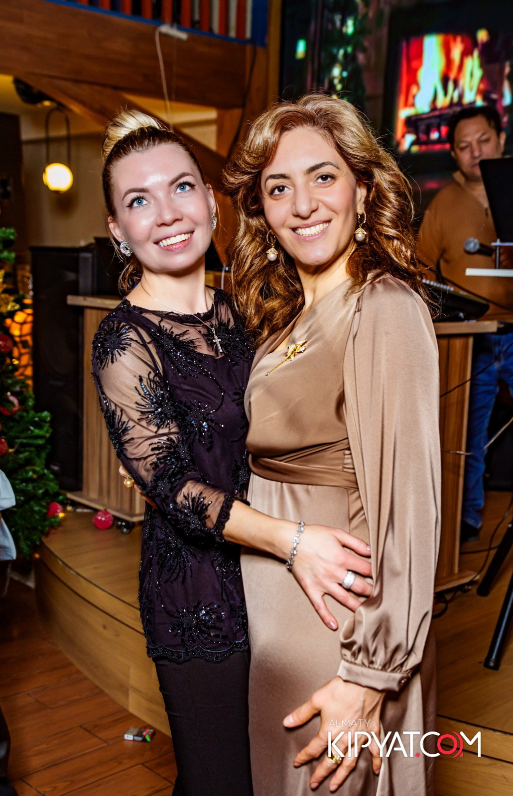 ГРУЗИНСКИЙ ДВОР НА КАБАНБАЙ БАТЫРА. КИПЯТКОМ АЛМАТЫ!