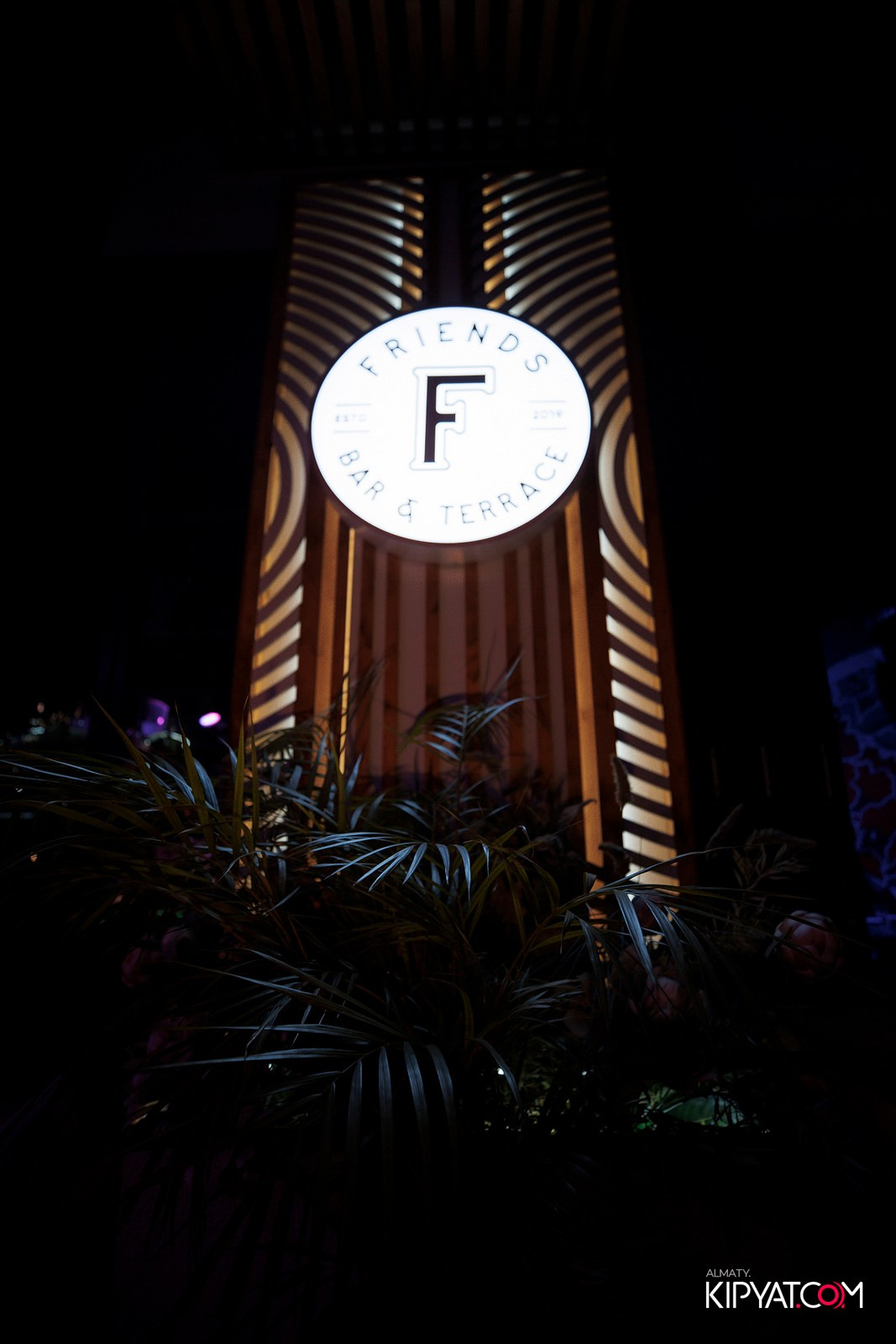 FRIENDS BAR & TERRACE. КИПЯТКОМ АЛМАТЫ!