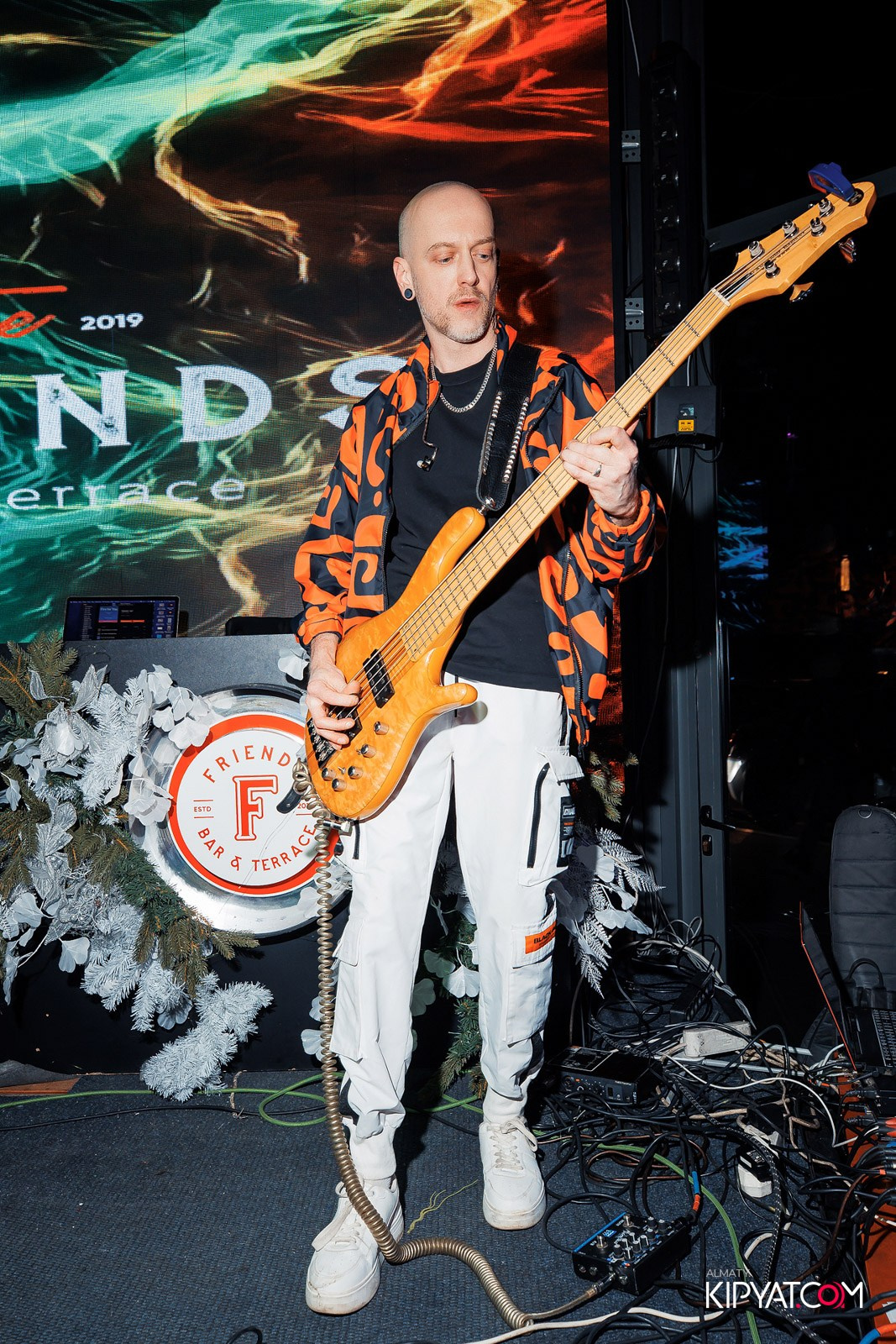 FRIENDS BAR & TERRACE. КИПЯТКОМ АЛМАТЫ!