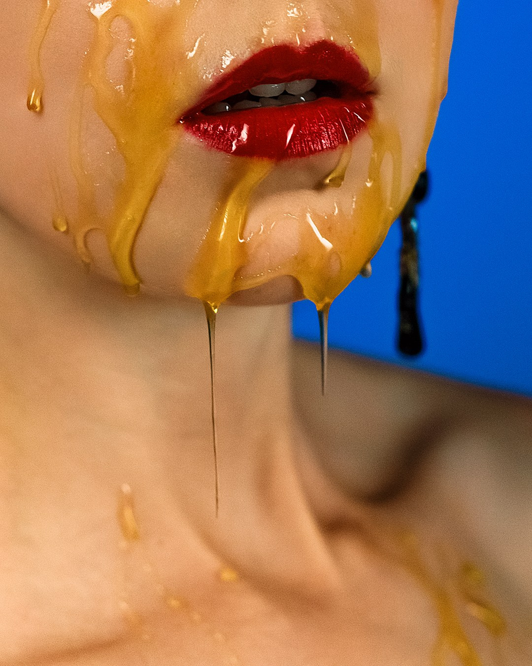 Съемка девушки с медом в фотостудии Казань