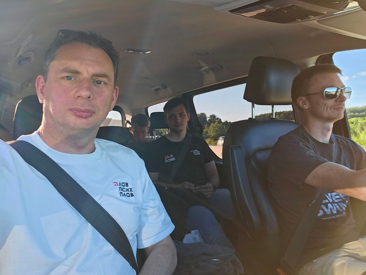 Три дня рулил, поделился наконец рулем с Мишей. Huyndai StarX - напичкан электроникой и очень неплохо едет. Понравился чрезвычайно!