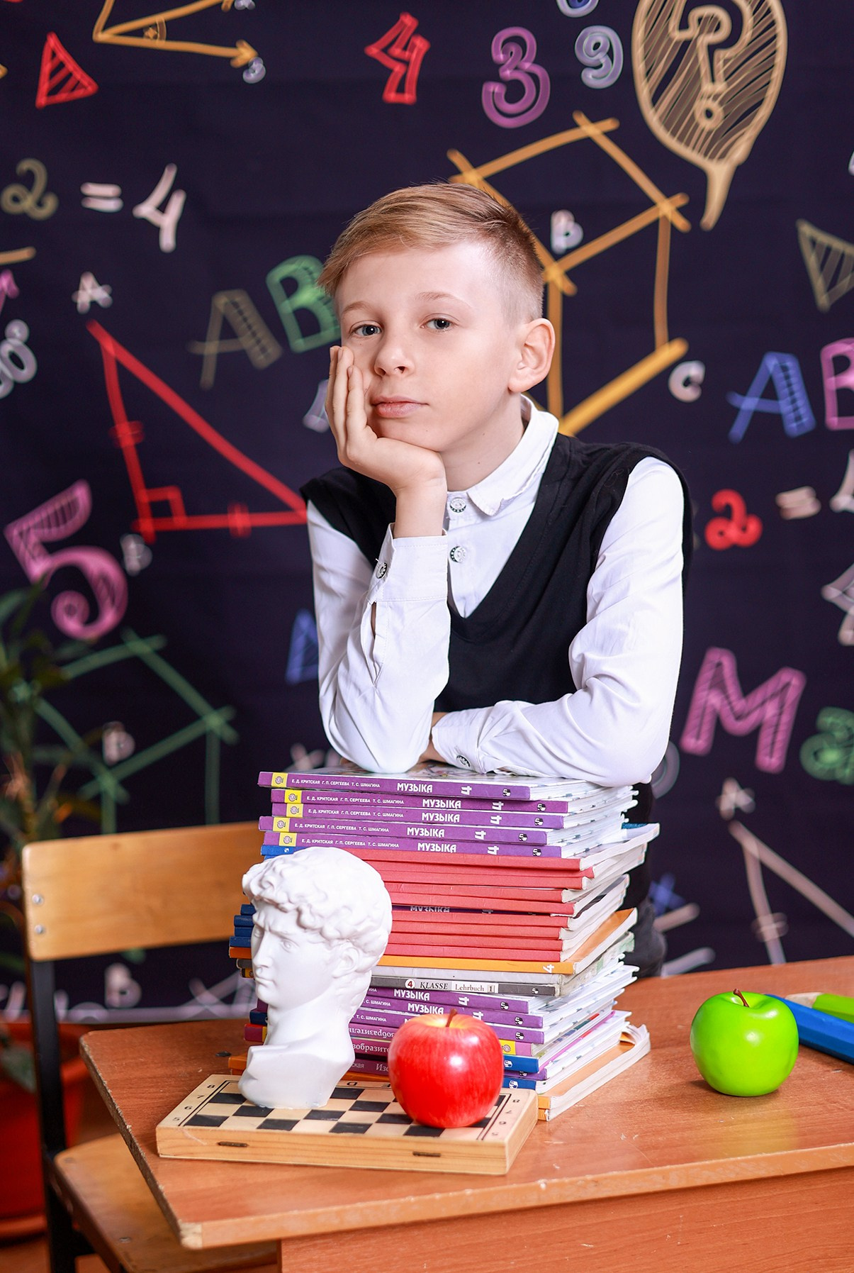 Школьная доска черная. Выпускные альбомы в Иваново в детский сад и школу. Александр и Светлана Янкины