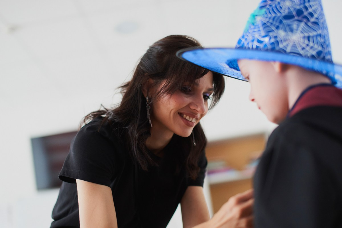 Тематический праздник в языковой школе FunLS. Репортажный и женский фотограф в Новосибирске