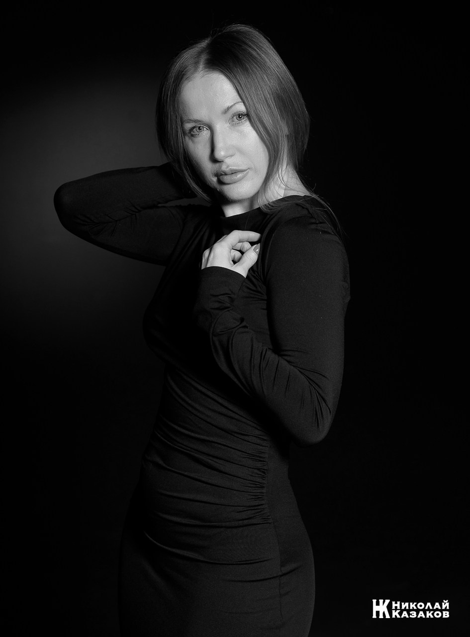 Портрет спортивной девушки в фотостудии. Индивидуальная фотосессия в Санкт-Петербурге