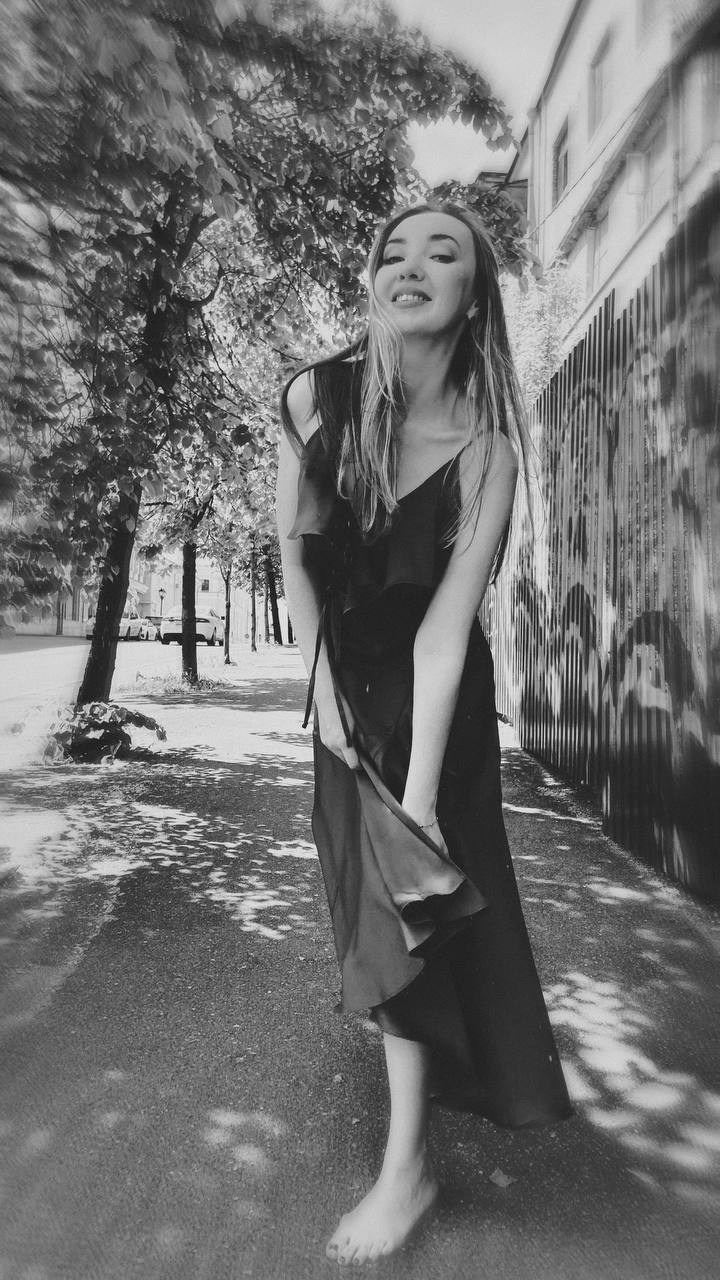 Диана: Рассвет. Я сижу на берегу моря рядом со своим домом. И встречаю солнце…. OlessiaKh