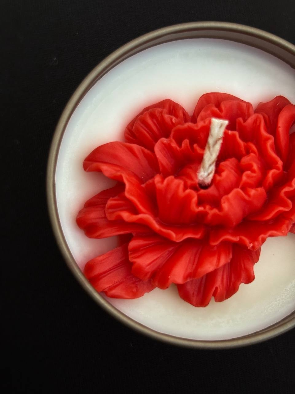 Предметная съёмка красной свечи-цветка в баночке — фото для каталога.