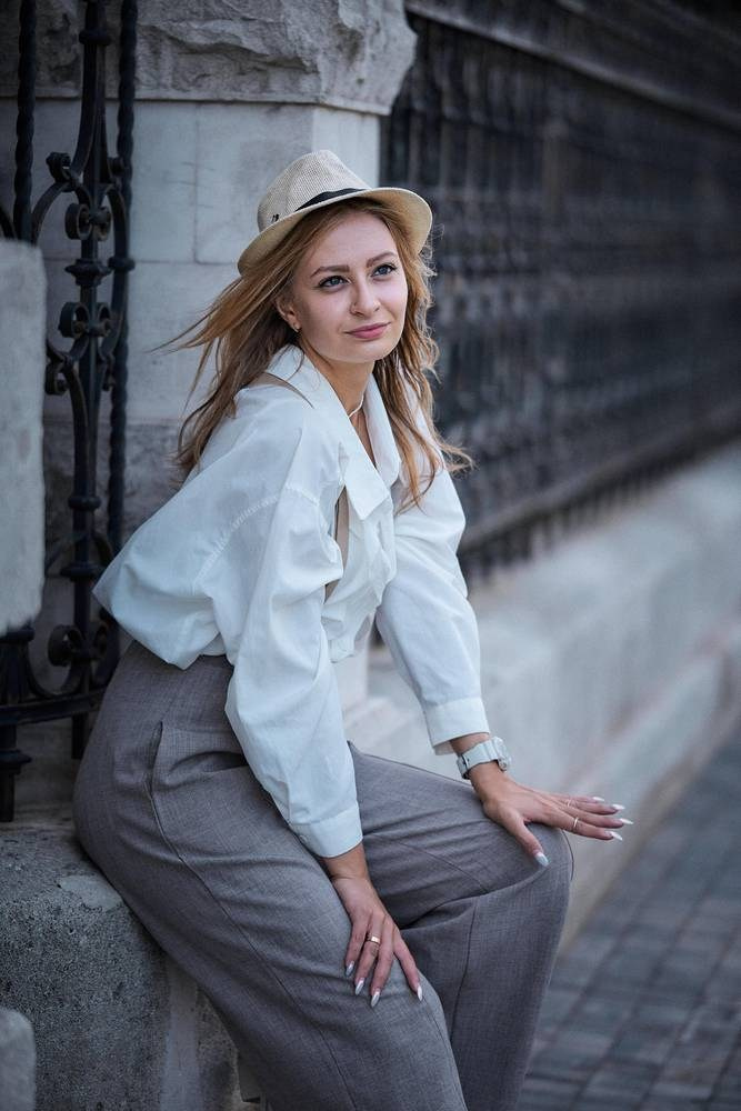 Девушка в шляпе. Летняя уличная фотосессия.