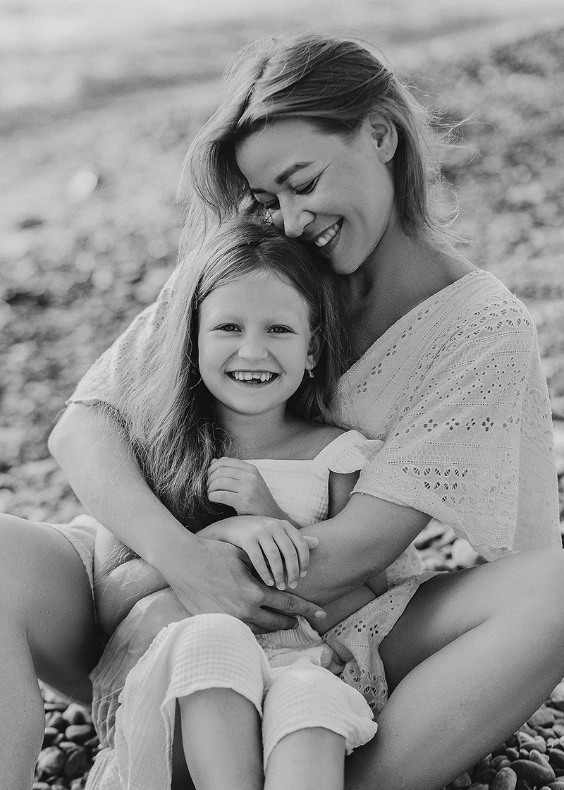 веселая мама с дочей