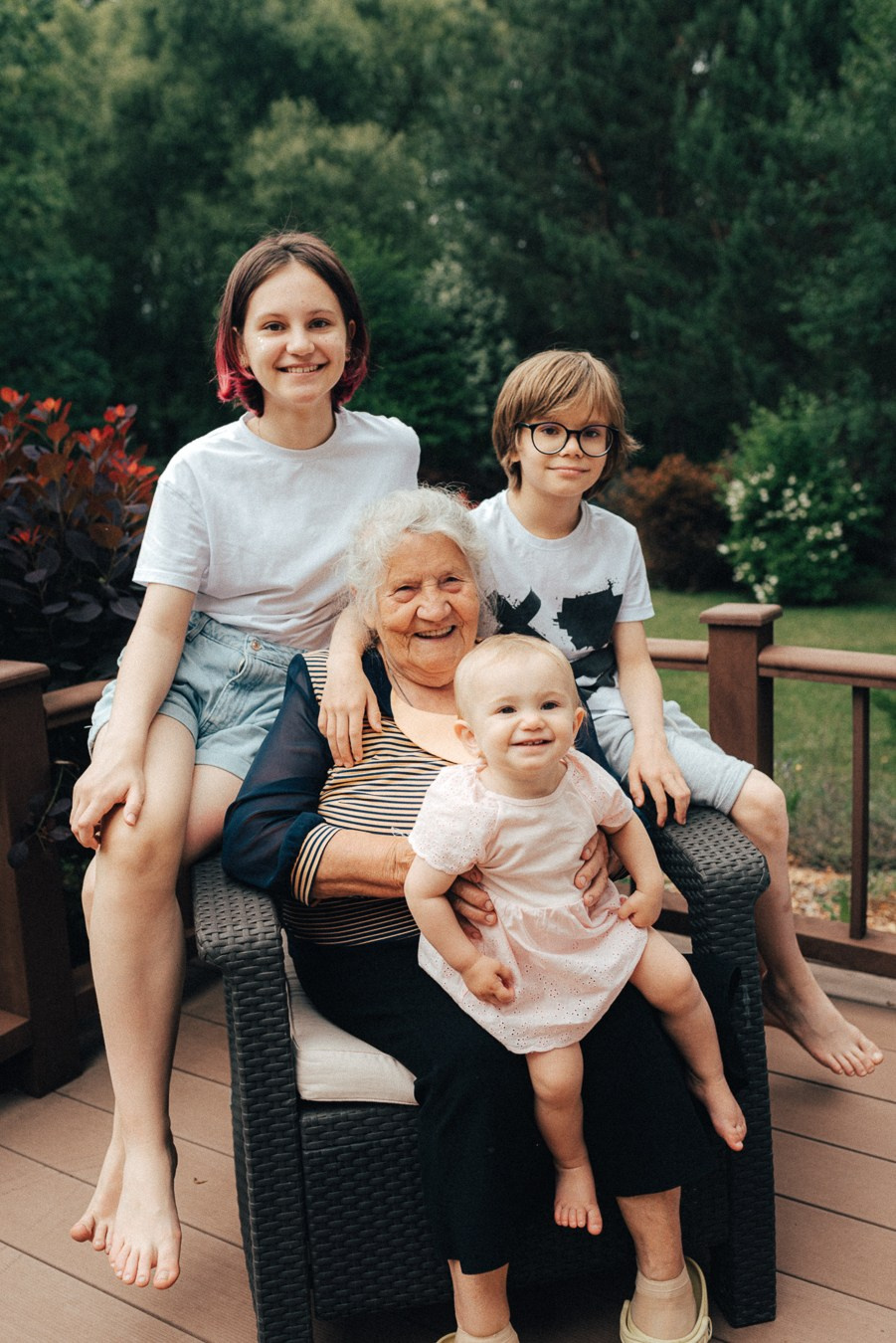 Коля, Ксюша, Саша, Андрей, Кира и бабушки | на даче