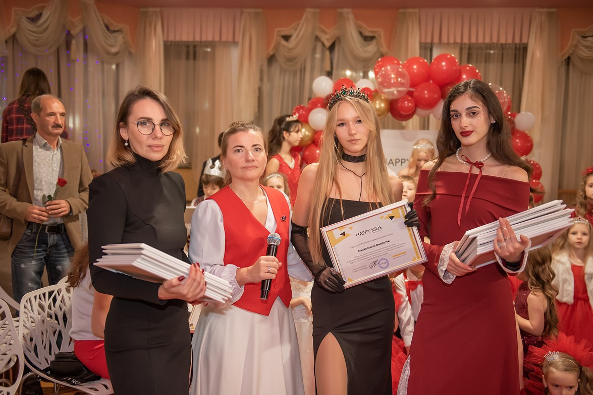 Выпускной в детской школе моделей HAPPYkids 2024. Семейный и коммерческий фотограф в Сочи Александр Бодунов
