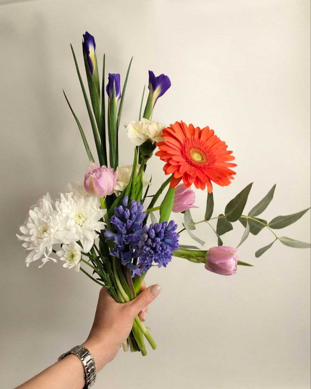 Авторский букет, собран совместно с заказчиком, учитывая его вкус и вводные от флориста