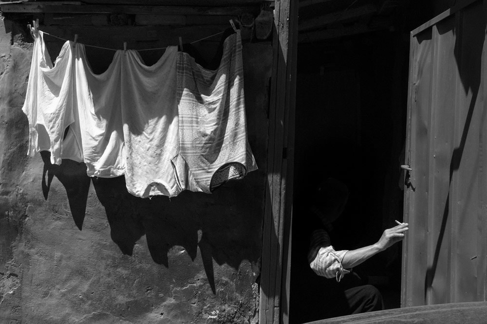 стрит-фотография Марии Спирополу с контрастным солнечным светом и тенями