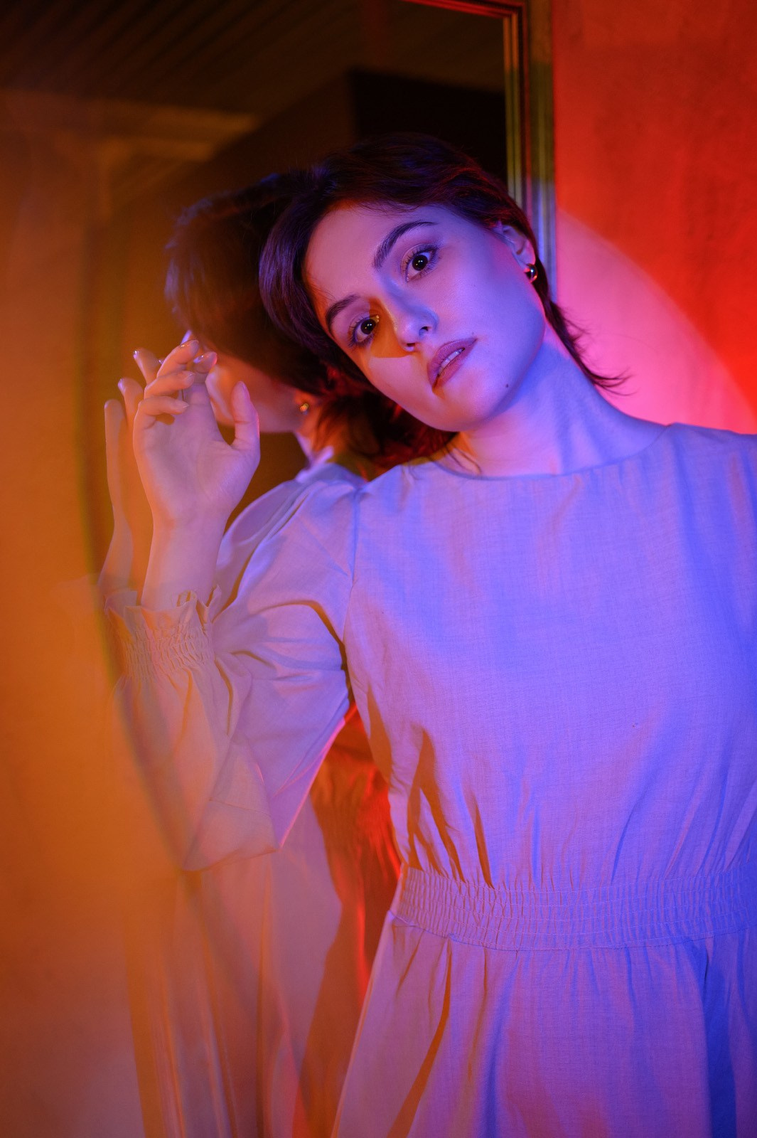 Фотосессия с неоновым светом в интерьере