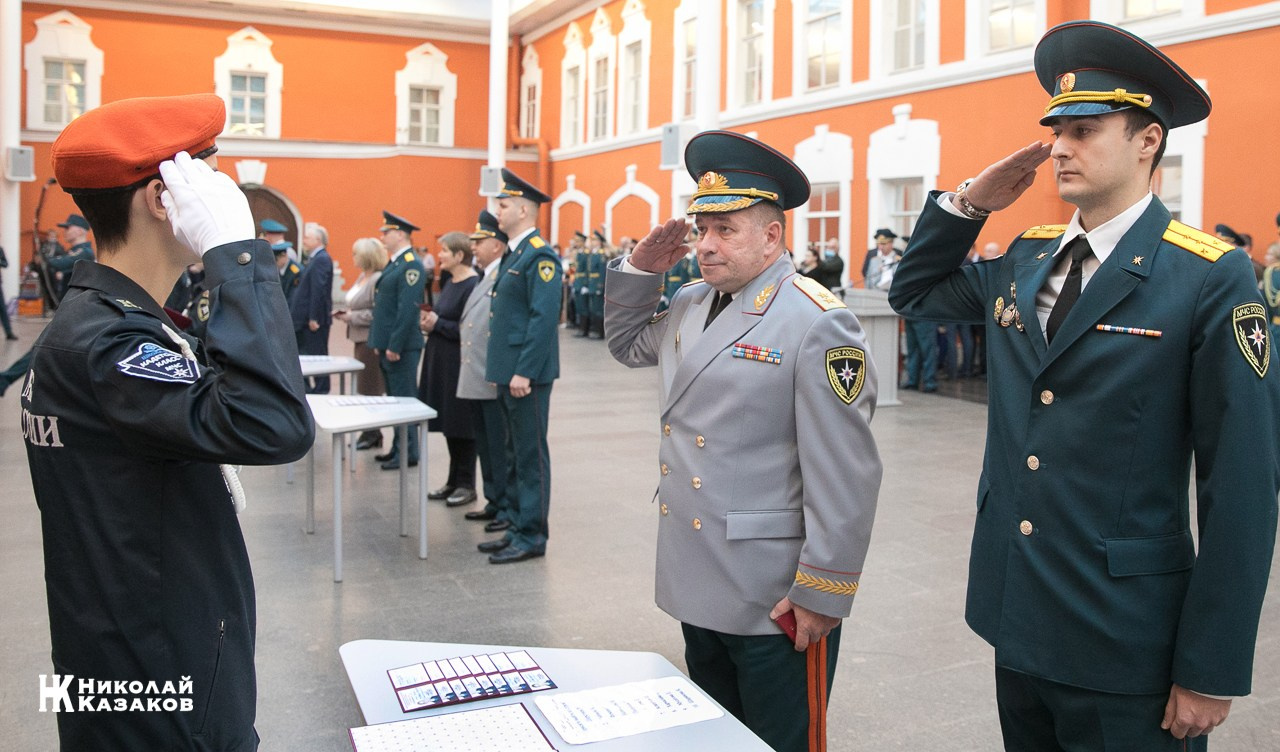 Воспитанница кадетского класса МЧС читает присягу во время торжественного посвящения в кадеты в Атриуме Петропавловской крепости 
