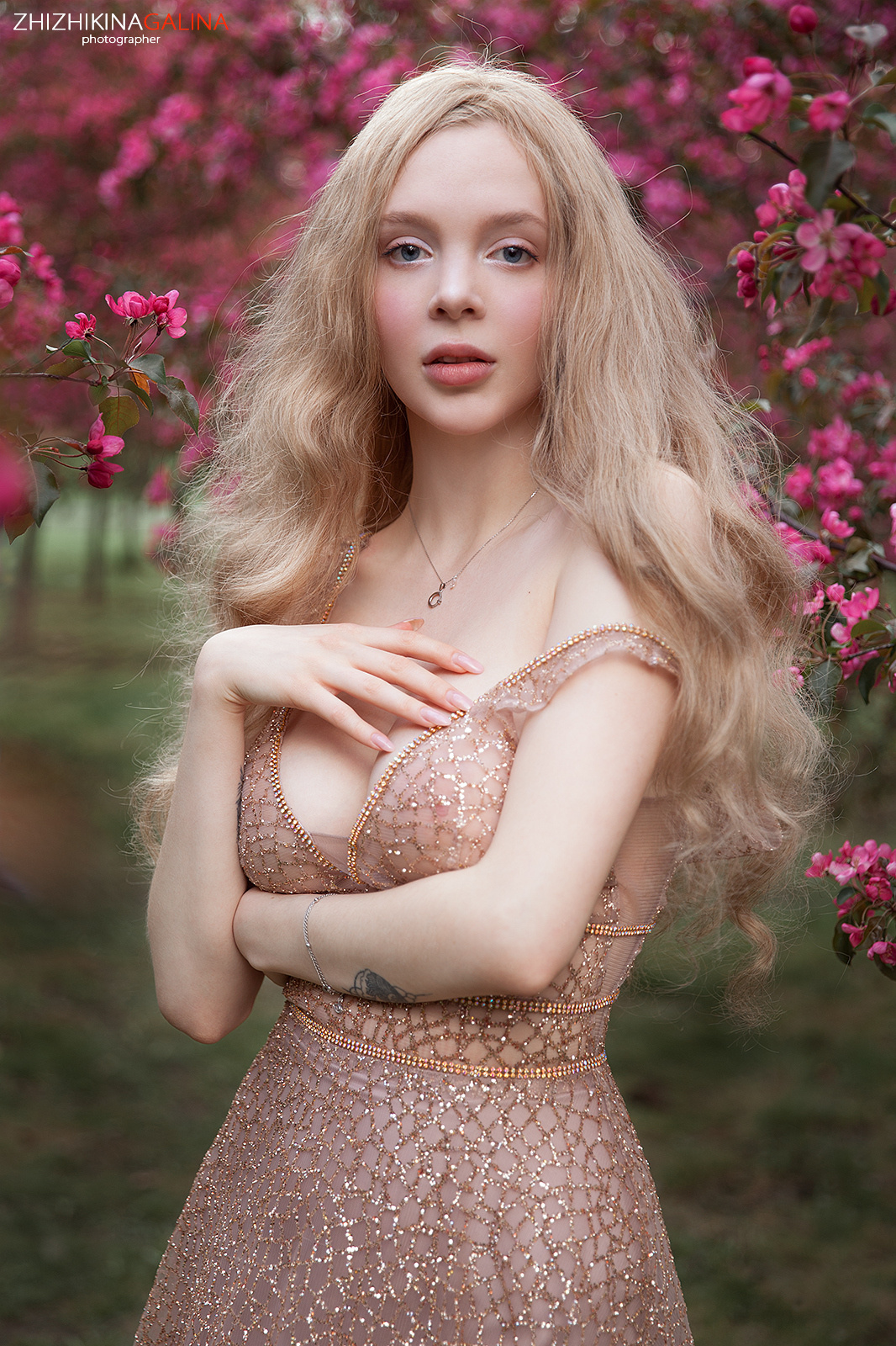 женский фотограф, фотогпрогулка, уличная фотосессия, фотосессия на улице, фотосессия в цветении, портретный фотограф, портретная фотосессия, фотограф москва, фотограф в москве, жижикина галина, женский портрет