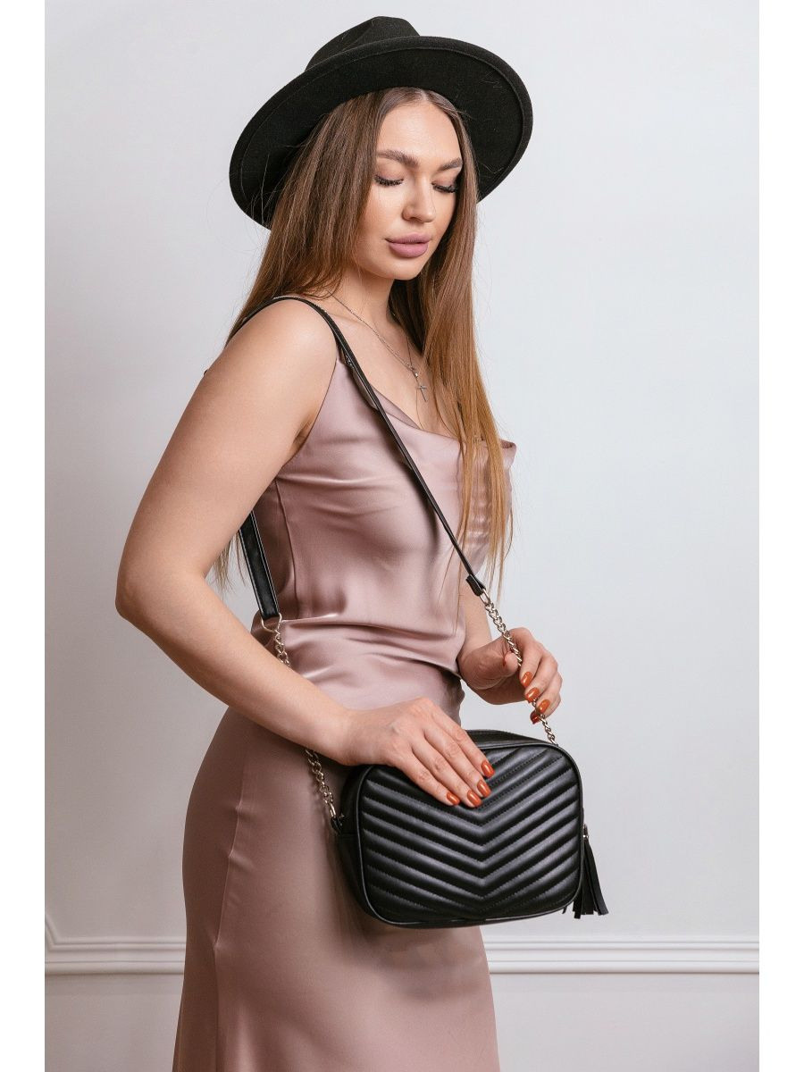 студийная фотосессия сумок на модели для ozon на светлом фоне