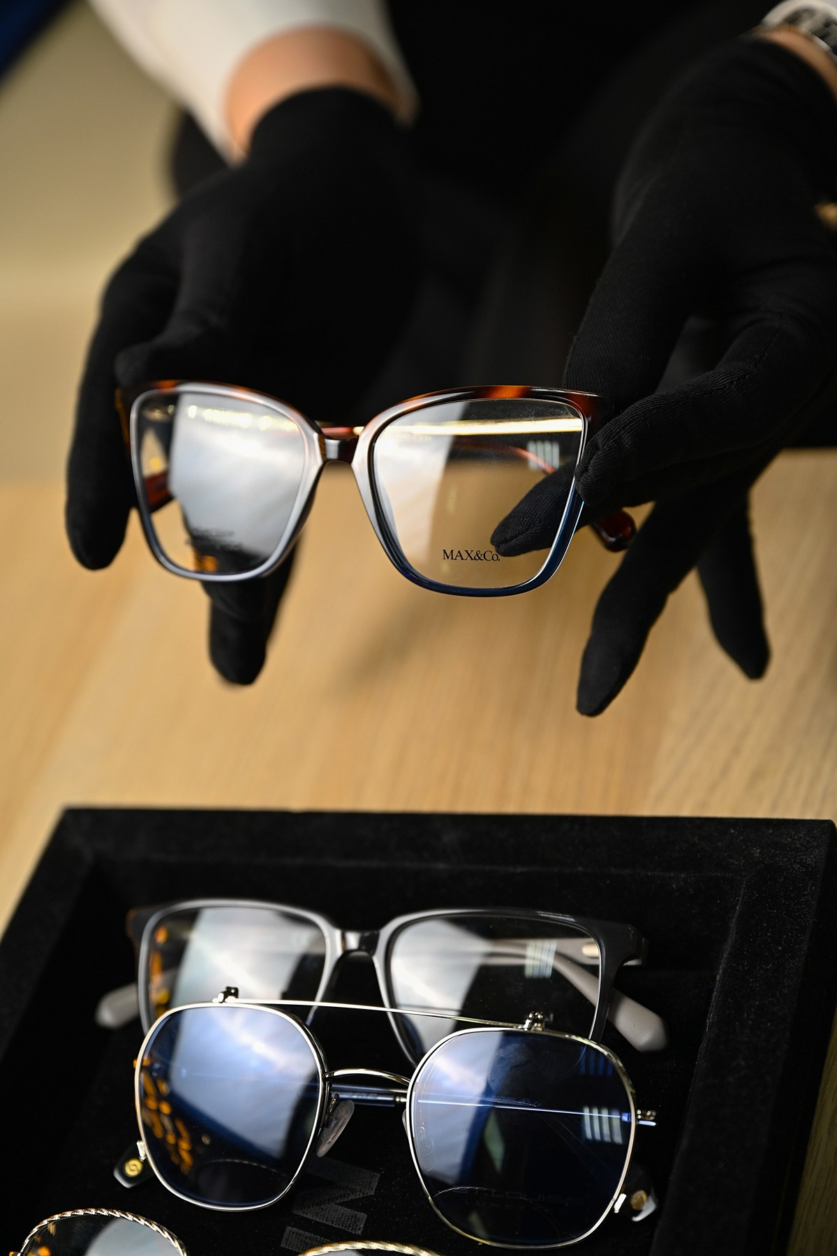 предметная фотосъемка очков для рекламы салона оптики в Краснодаре