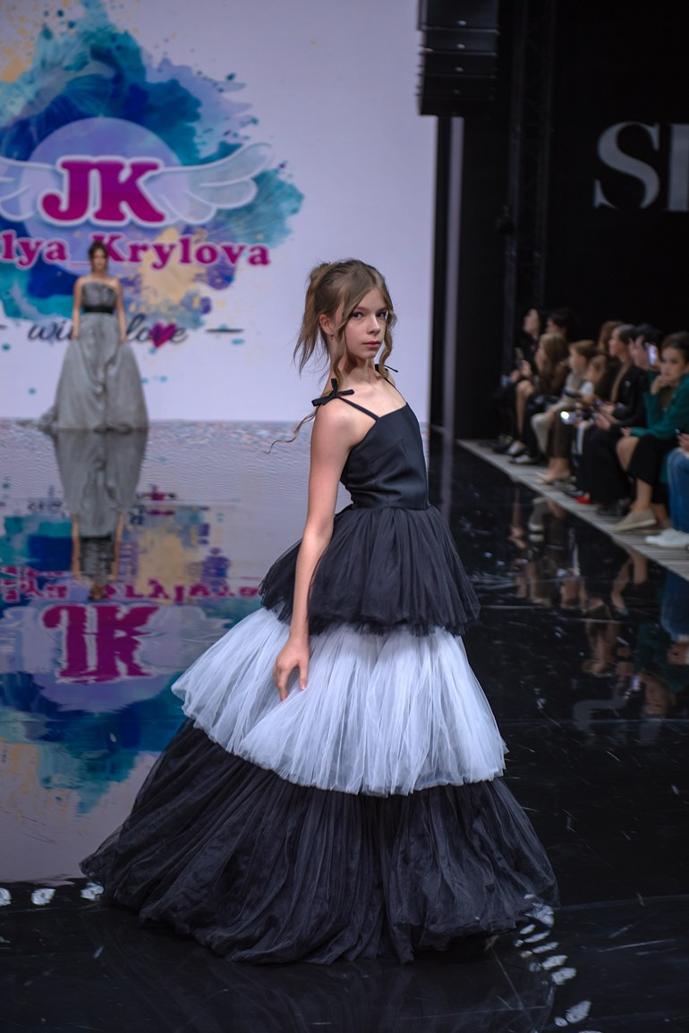 SochiFashionWeek2024 дизайнер Юлия Крылова. Семейный и коммерческий фотограф в Сочи Александр Бодунов