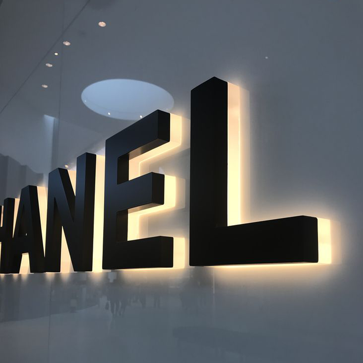 Изготавливаем в Симферополе и Крыму Вывески с контражурной подсветкой, теплого свечения