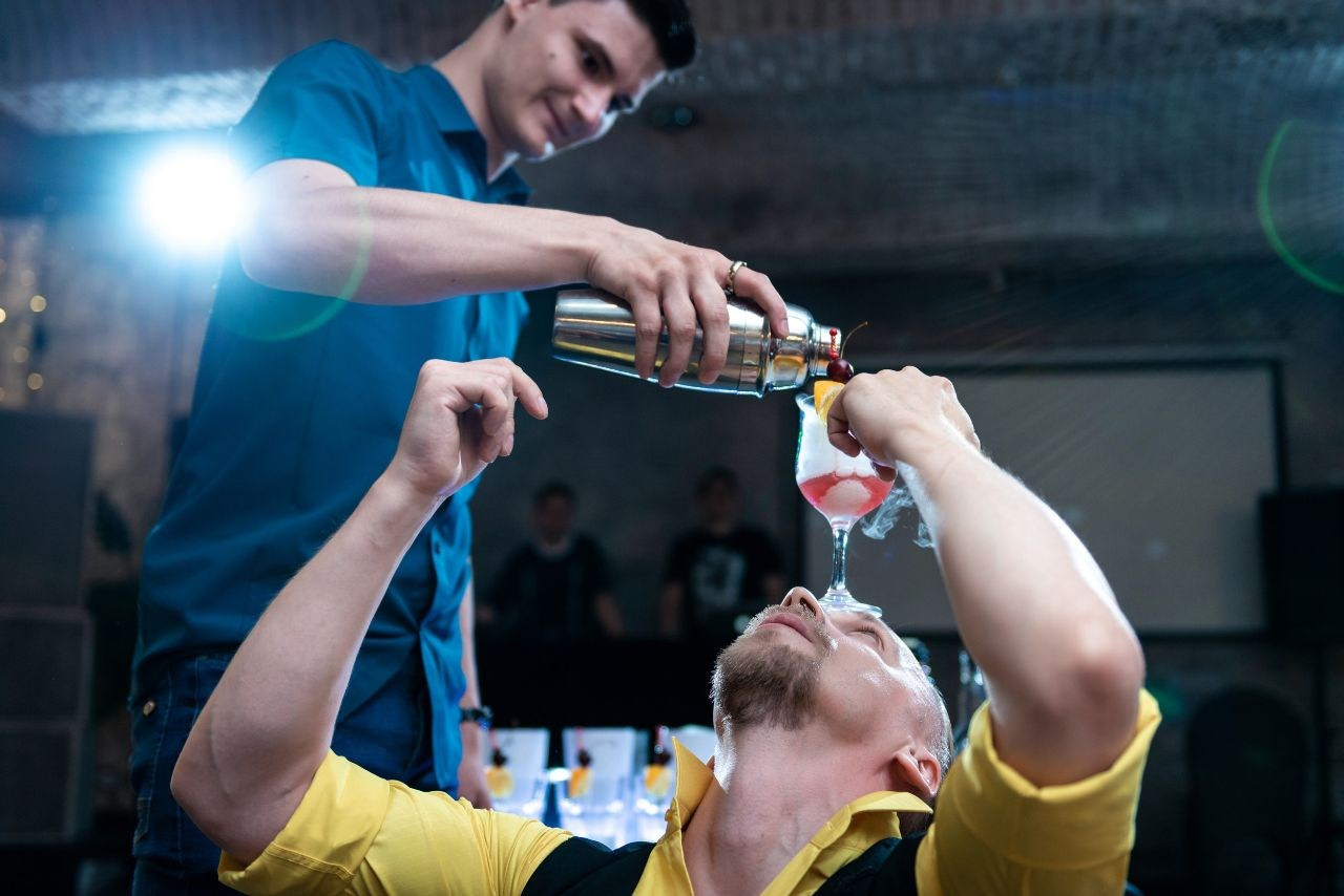 Ведущий + диджей + флейринг-шоу на выпускной вечер и другие праздники для молодёжи и подростков