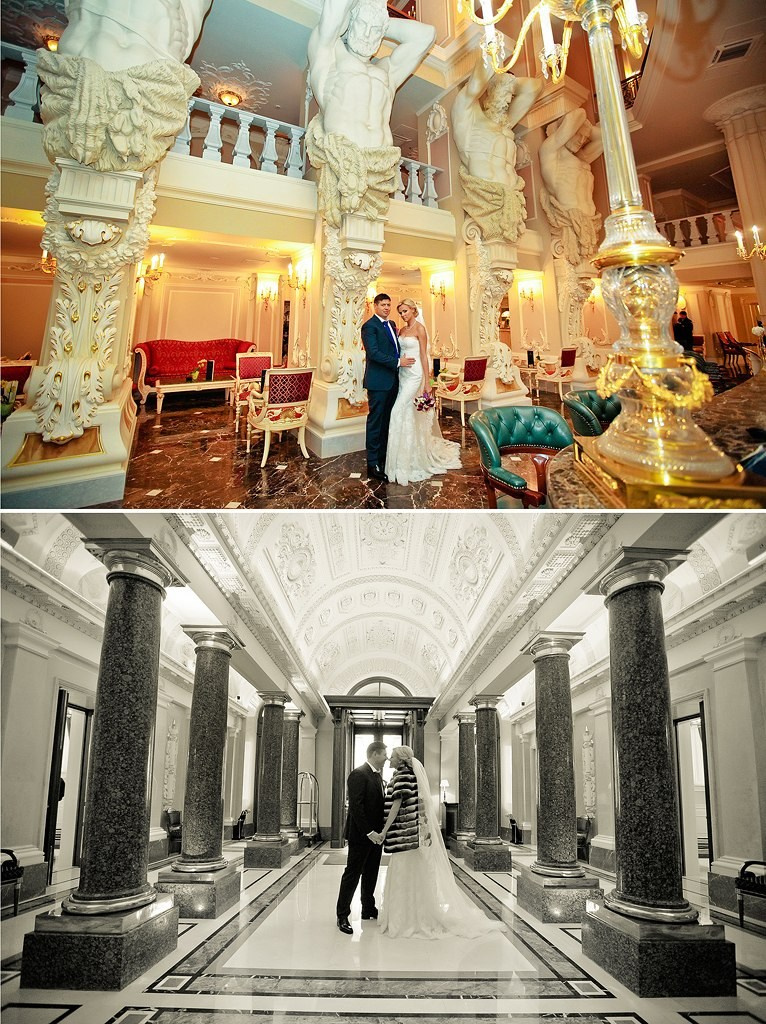 молодожены в холле старинного отеля украшенного мраморными колонами с атлантами