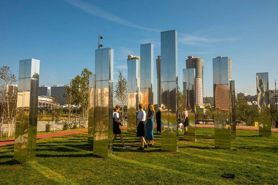 Локация для фотосъёмки в парке — вековые дубы, клёны и цветущие клумбы