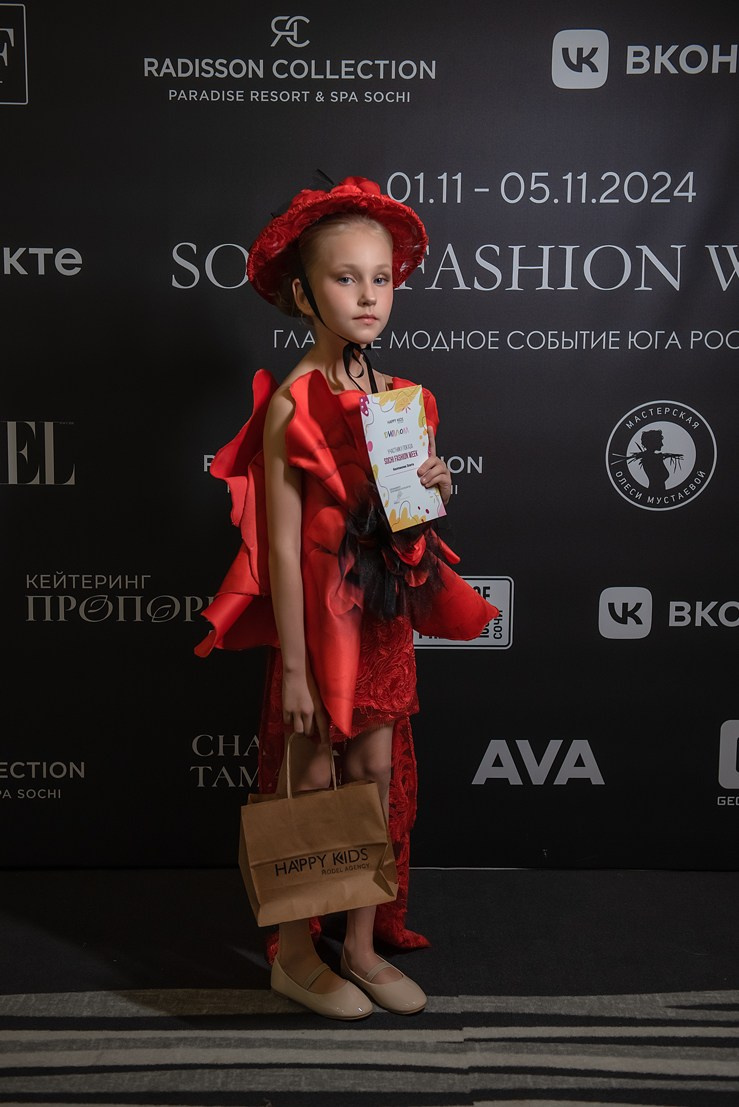 SochiFashionWeek2024 дизайнер Анохина Светлана. Семейный и коммерческий фотограф в Сочи Александр Бодунов