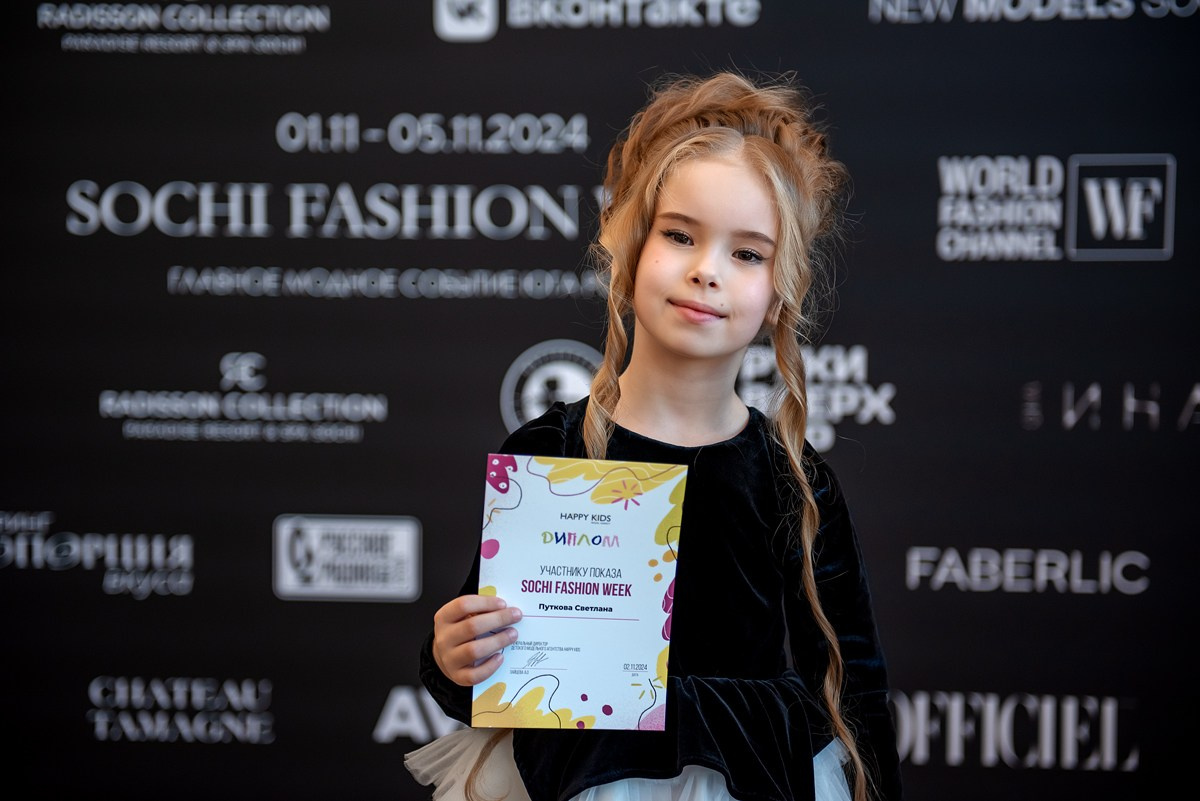SochiFashionWeek2024 дизайнер Юлия Крылова. Семейный и коммерческий фотограф в Сочи Александр Бодунов