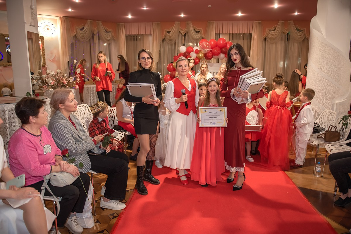 Выпускной в детской школе моделей HAPPYkids 2024. Семейный и коммерческий фотограф в Сочи Александр Бодунов