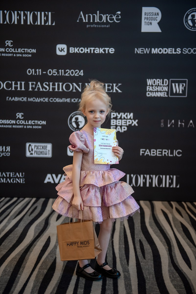 SochiFashionWeek2024 дизайнер Юлия Крылова. Семейный и коммерческий фотограф в Сочи Александр Бодунов