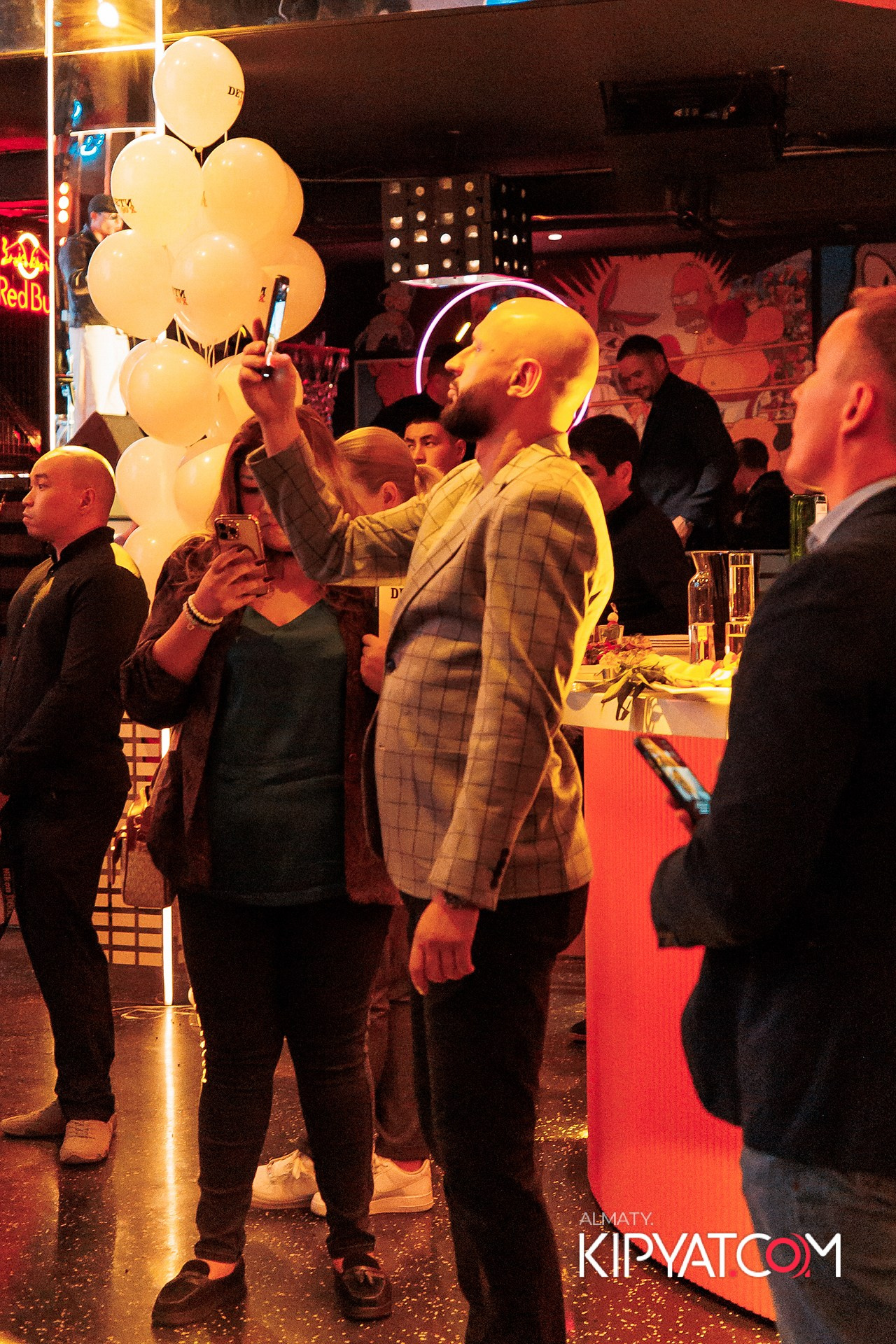 ПРЕЗЕНТАЦИЯ КНИГИ ВИКТОРА ЕЛИСЕЕВА. КИПЯТКОМ АЛМАТЫ!