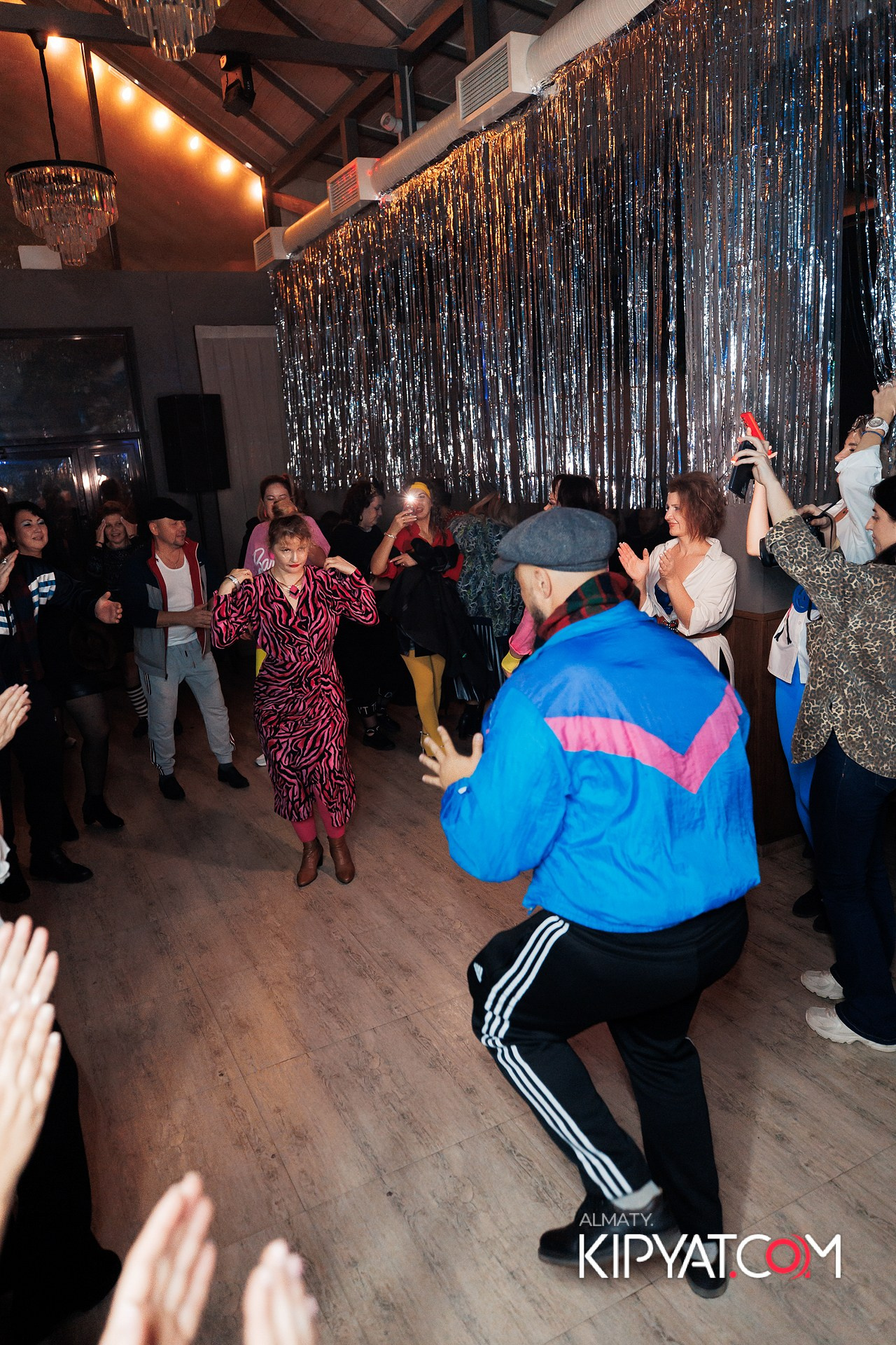 ВЕЧЕРИНКА 90Х КАФЕ CARAFE. КИПЯТКОМ АЛМАТЫ! Фотосъемка мероприятий в Алматы