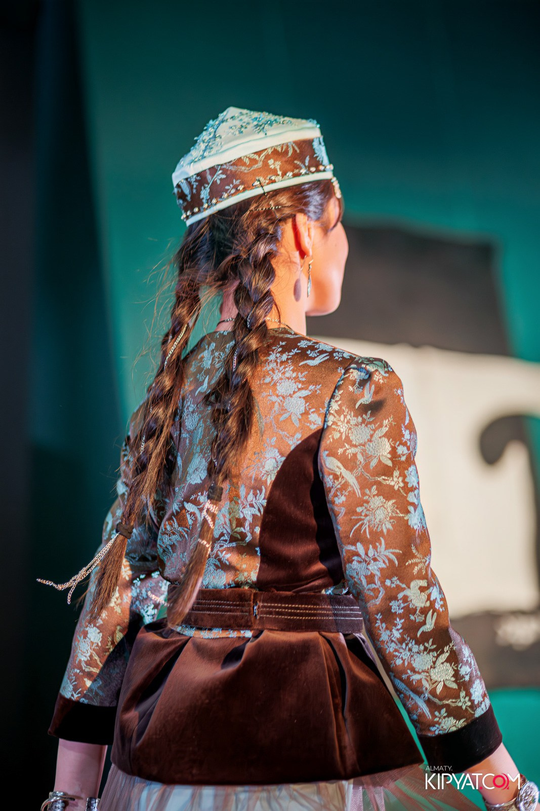 FASHION ПОКАЗ, КАЗАХСКОЙ НАЦИОНАЛЬНОЙ ОДЕЖДЫ. КИПЯТКОМ АЛМАТЫ!