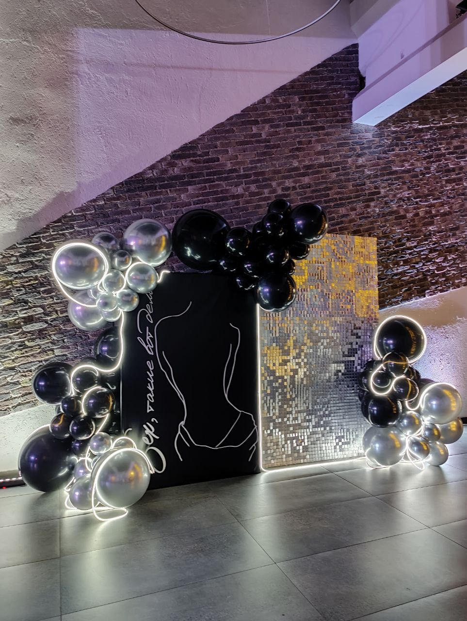 фотозона оформление шары неон