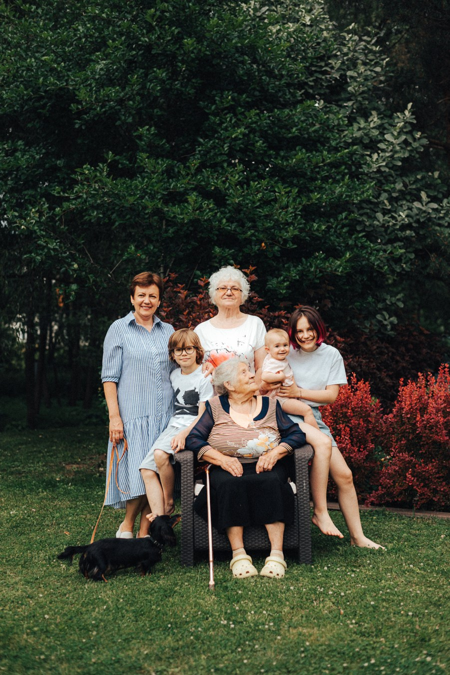 Коля, Ксюша, Саша, Андрей, Кира и бабушки | на даче